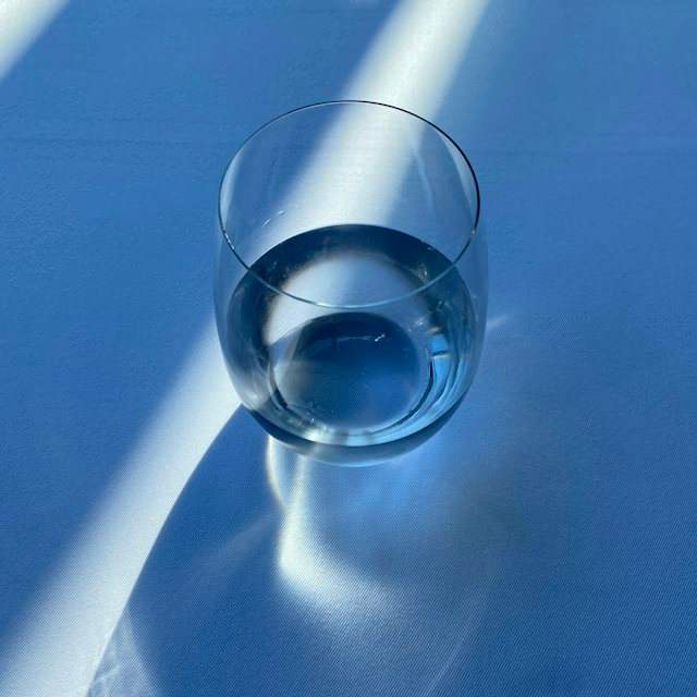Bicchiere d’acqua alla luce del sole