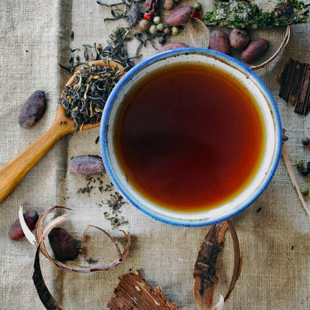 Tazza calda sul tavolo